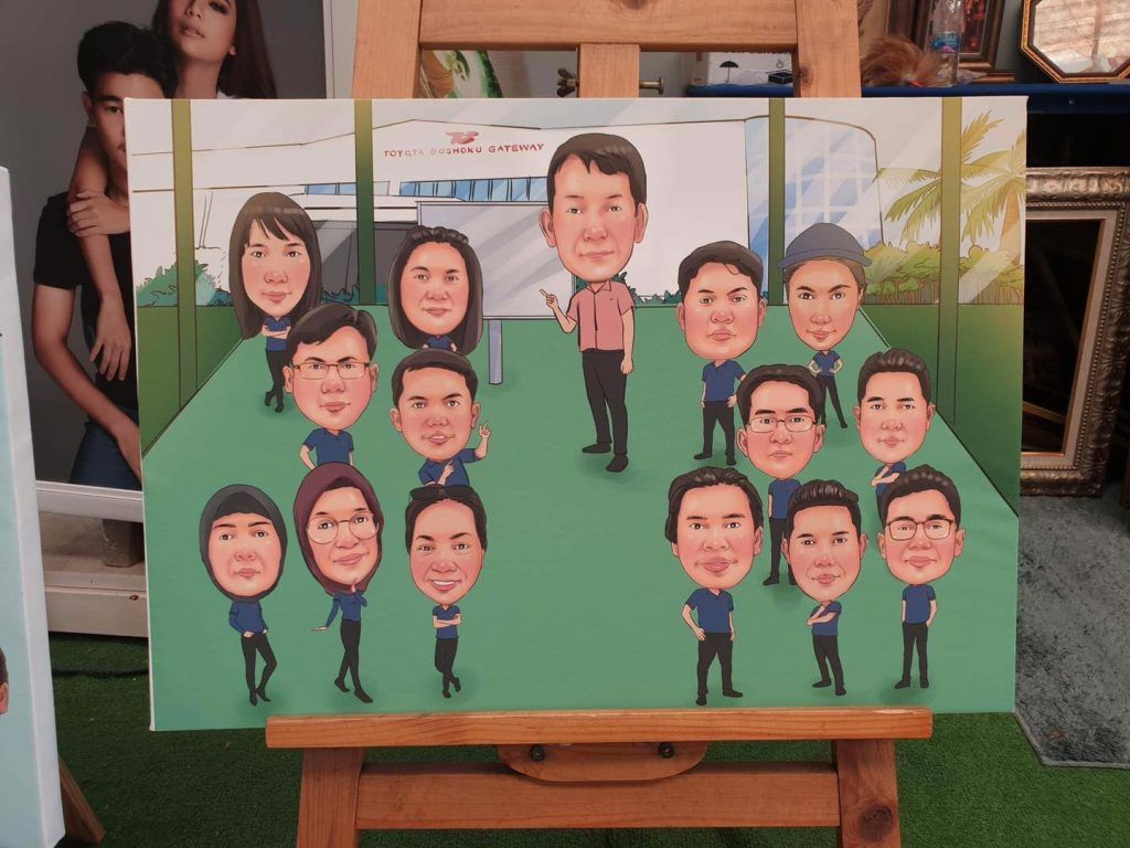 ภาพการ์ตูนล้อเลียนแบบเป็นหมู่คณะหลายคนในภาพเดียว ใส่กรอบขนาดใหญ่วางบนสแตนด์โชว์ภาพ