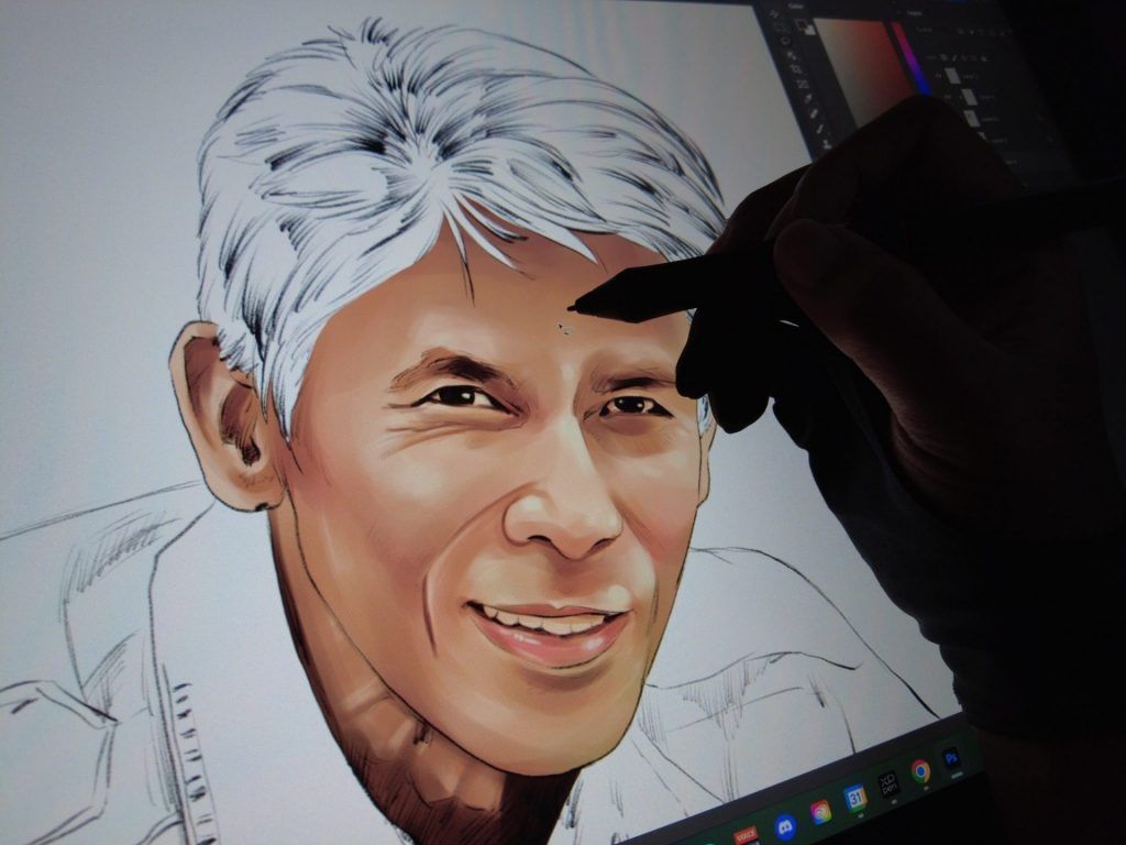 ภาพศิลปินใช้ปากกาดิจิทัลวาดภาพเหมือนผู้ชายผมขาวบนหน้าจอแท็บเล็ต ภาพมีสีสันสมจริง แสดงรายละเอียดผิวหน้าและรอยยิ้มชัดเจน