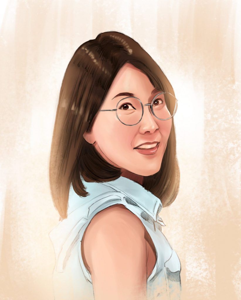 ภาพวาดกเหมือนจริงผู้หญิงผมประบ่าใส่แว่นตากลม ใส่เสื้อแขนกุดสีฟ้าอ่อน มองข้าง ยิ้มอ่อน พื้นหลังสีครีมสดใส