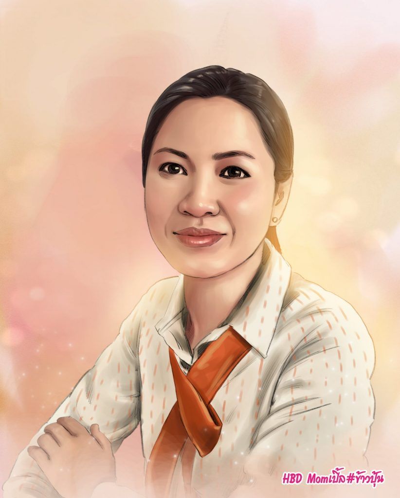 วาดภาพเหมือนจริงผู้หญิงใส่เสื้อเชิ้ตขาวลายจุดกับเนกไทสีส้ม พื้นหลังโทนชมพูอ่อน มีข้อความ HBD Momแก้ว
