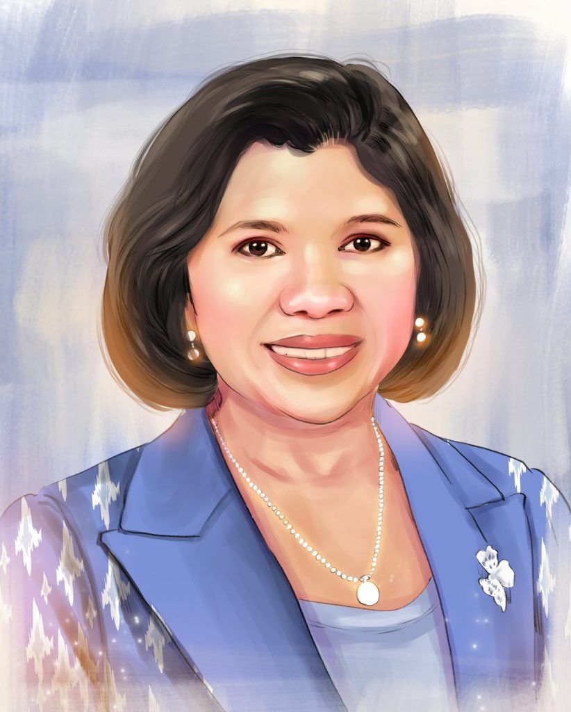 ภาพวาดเหมือนจริงผู้หญิงสูงวัย ใส่เสื้อผ้าไหมลายไทยสีฟ้า มีสร้อยไข่มุกและต่างหูไข่มุก ยิ้มแย้ม