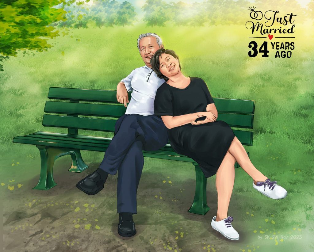 ภาพวาดเหมือนจริงคู่รักนั่งพิงกันบนม้านั่งในสวน ใส่เสื้อผ้าสบายๆ มีข้อความ Just Married 34 Years Ago ฉากหลังสีเขียวธรรมชาติ
