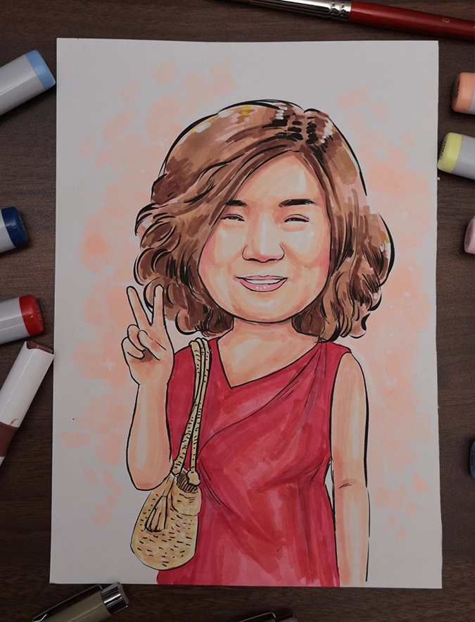 ภาพวาดการ์ตูนผู้หญิงผมสั้นใส่ชุดเดรสแดงทำมือสัญลักษณ์ชูสองนิ้ว ยิ้มสดใส สีน้ำโทนอบอุ่น