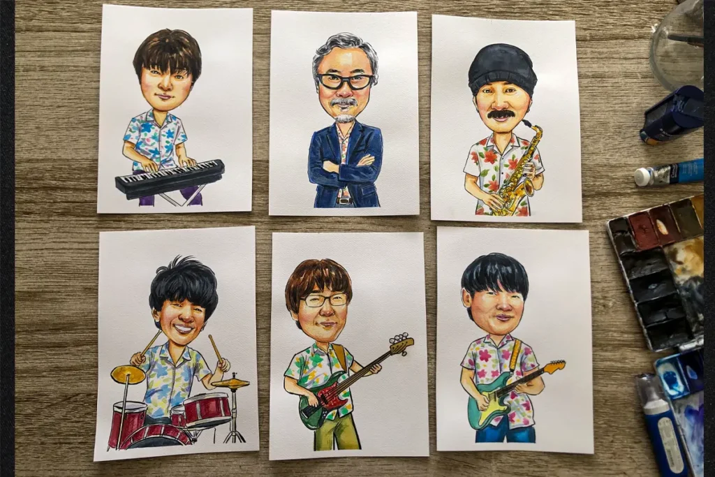 ภาพวาดการ์ตูนล้อเลียน สีน้ำ ขนาด A5 สมาชิกวงดนตรี 6 คน ใส่เสื้อฮาวายหลากสี แต่ละคนถือเครื่องดนตรีประจำตัว เช่น คีย์บอร์ด กีตาร์ เบส กลอง และแซกโซโฟน