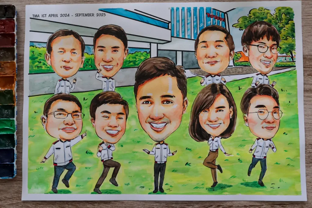 ภาพวาดการ์ตูนล้อเลียนกลุ่มพนักงาน 9 คนของทีมโตโยต้า TMA ICT สวมเสื้อยูนิฟอร์มสีขาว ยืนอยู่บนสนามหญ้าหน้าตึกบริษัท วาดด้วยสีน้ำโทนสดใส แสดงบรรยากาศร่าเริงของทีมงาน