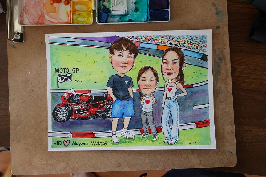 วาดรูปเป็นของขวัญ เหมาะกับโอกาสไหนบ้าง? ภาพวาดการ์ตูนครอบครัวสามคนในสนามแข่ง เหมาะสำหรับมอบเป็นของขวัญวันเกิดหรือโอกาสพิเศษ