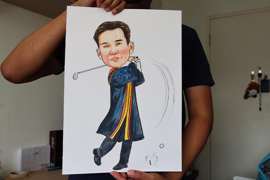 วาดรูปเป็นของขวัญ เหมาะกับโอกาสไหนบ้าง? ภาพวาดการ์ตูนบัณฑิตตีกอล์ฟ เหมาะสำหรับมอบเป็นของขวัญรับปริญญาหรือของขวัญวันสำเร็จการศึกษา