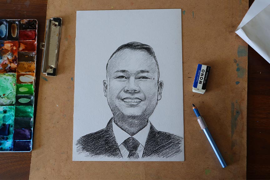 ภาพเหมือนดินสอของผู้ชายในชุดสูทบนโต๊ะทำงานศิลปะ สำหรับเป็นของขวัญเกษียณ