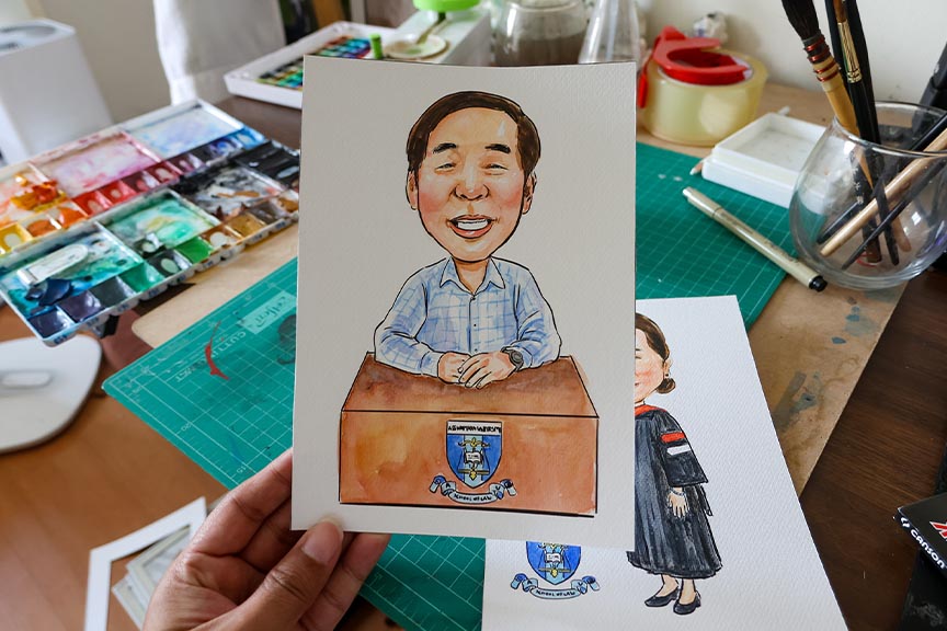 ภาพการ์ตูนล้อเลียนผู้ชายนั่งหลังโต๊ะทำงาน พร้อมตราสัญลักษณ์บนด้านหน้าโต๊ะ