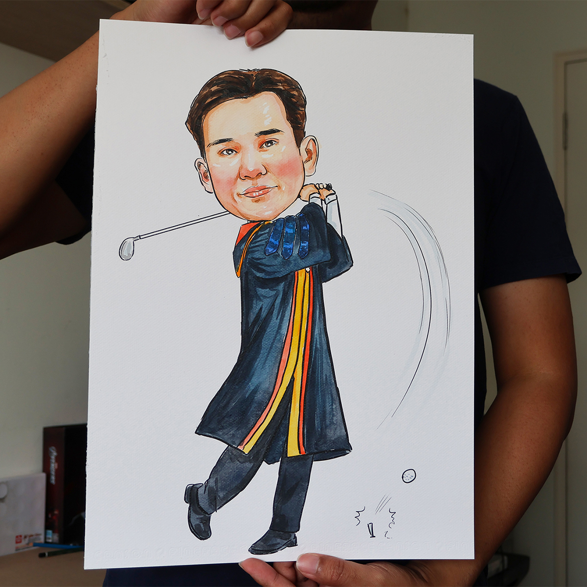 ภาพวาดการ์ตูนล้อเลียนสีน้ำ a3 ภาพวาดการ์ตูนล้อเลียนผู้ชายท่าตีกอล์ฟ สวมชุดครุยรับปริญญา วาดมือสีน้ำบนกระดาษขนาดใหญ่